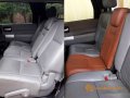 Toyota Sequoia Platinum - среднее сиденье дивана